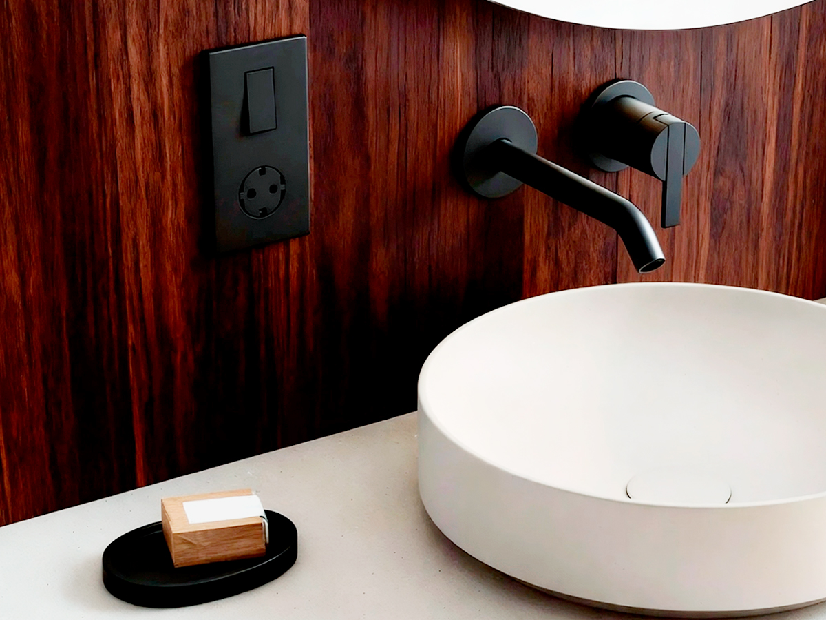 Elegancia en los enchufes Simon